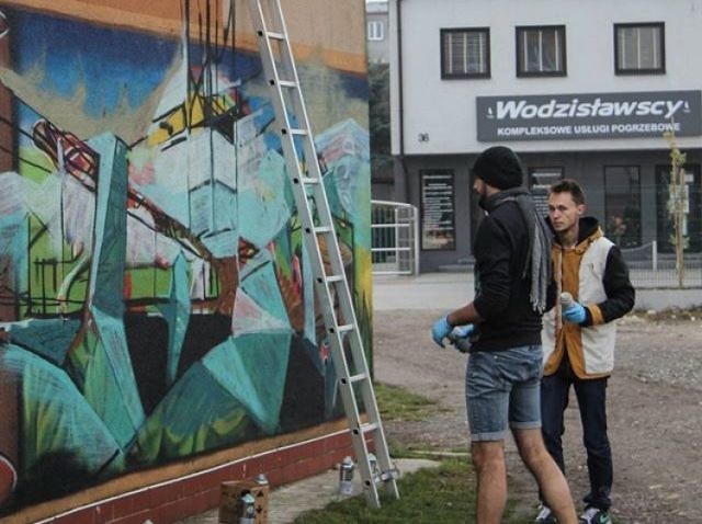 Na ścianie hali sportowej we Włoszczowie można podziwiać takie graffiti, będące efektem wymiany międzynarodowej młodzieży.