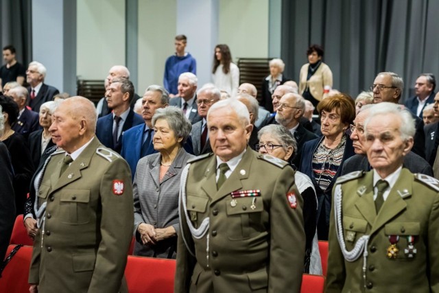 W poniedziałek w południe do sali konferencyjnej im. Bydgoskiego Marca 1981 roku K-PUW na zaproszenie wojewody Mikołaja Bogdanowicza i pełnomocnika wojewody ds. Kombatantów i Osób Represjonowanych Jacka Tarczewskiego przybyli na spotkanie opłatkowe przedstawiciele licznych organizacji kombatanckich działających w naszym regionie. Zobaczcie zdjęcia z opłatkowego spotkania!


LICZ SIĘ ZE ŚWIĘTAMI - MIKOŁAJ DO WYNAJĘCIA.

