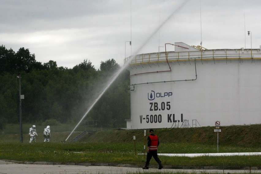 Strażacy ćwiczyli pożar zbiorników z paliwem.