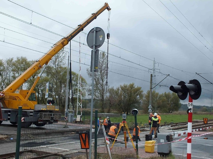 Trwają prace na zamkniętym przejeździe kolejowym w Starachowicach Zachodnich. Korki na objazdach
