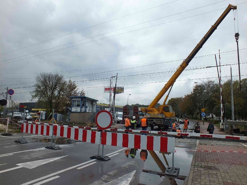 Trwają prace na zamkniętym przejeździe kolejowym w Starachowicach Zachodnich. Korki na objazdach