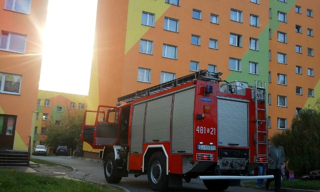 Pożar w Jaworznie na Leopoldzie. Doszło do zadymienia klatki schodowej