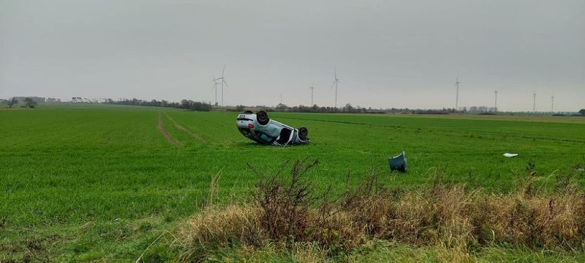 Wypadek w Fabianowie. Samochód wypadł z drogi i dachował w szczerym polu