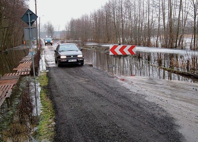 Powiatowy Zarząd Dróg w Lesznie przestrzega kierowców, aby stosowali się do znaków ustawionych przy przejeździe