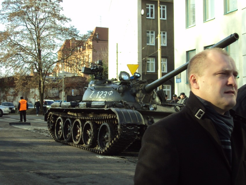 Prezydent Szczecina Piotr Krzystek pozuje na tle czołgu