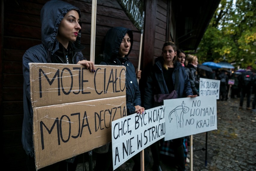 Kraków. Ogólnopolski strajk kobiet  - runda II. "Kobiety nie składają parasolek"