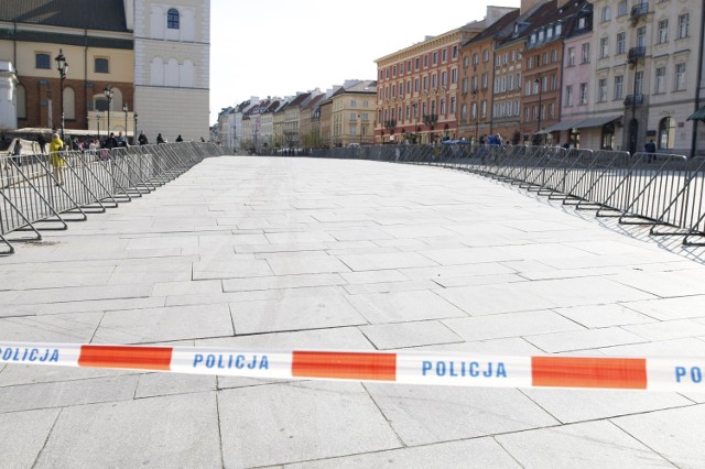 Krakowskie Przedmieście i Plac Zamkowy zagrodzone. Policja oddzieliła barierkami miejsce przemarszu od reszty miasta