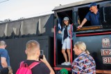 Tarnów. Stoi na stacji lokomotywa. W sobotę i niedzielę pociąg retro kursuje na trasie z Tarnowa do Tuchowa i Żabna. Zdjęcia  