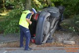 Wypadek w Brześciu Kuj. Opel przeleciał nad rowem i wylądował na ogrodzeniu posesji [zdjęcia, wideo]