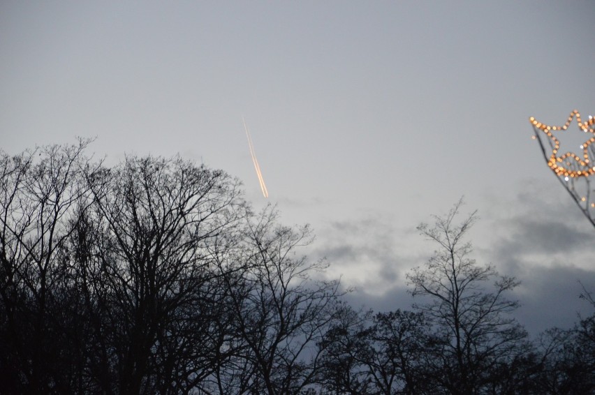 Tajemniczy obiekt na niebie nad Głogowem. Meteoryt? Samolot?