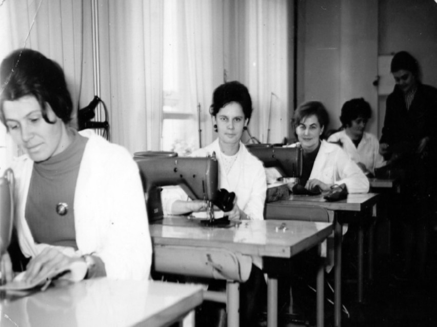 1971. Przy maszynach od lewej: Maria Szymiel, Czesława...