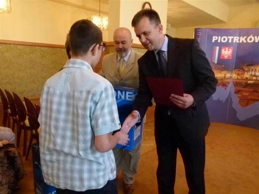 Komputery dla ubogich rodzin z Piotrkowa wręczał prezydent Krzysztof Chojniak