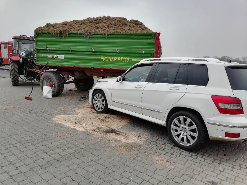 Zderzenie mercedesa z ciągnikiem rolniczym w Kruszynku...