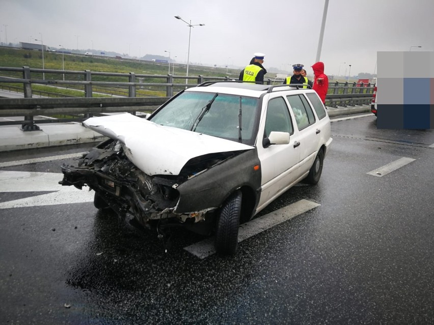 Wrocław. Zobacz zdjęcia z wypadku na zjeździe z autostrady A4. Uwaga, są utrudnienia! Zablokowana droga!