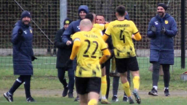 Wieczysta Kraków - Star Starachowice. 54 minuta, Sławomir Peszko w objęciach Jacka Góralskiego, strzelca gola na 2:1