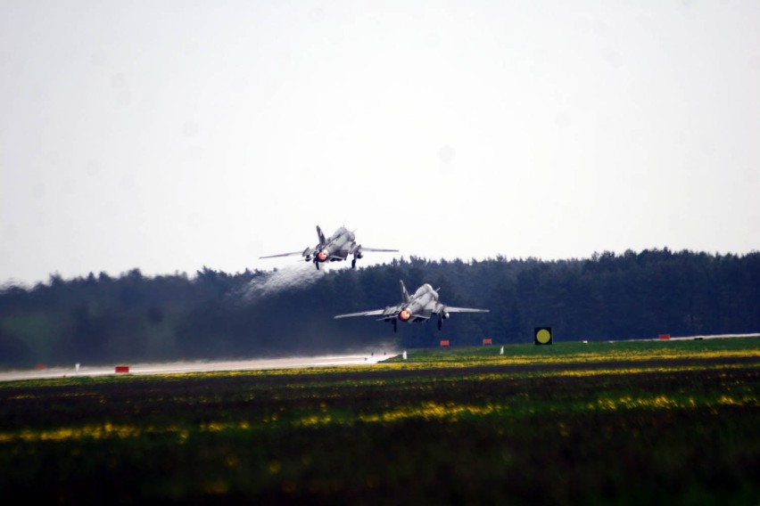 Mirosławiec. Ćwiczenia Kondor-12. MiGi i Su-22 ćwiczyły na lotnisku w Mirosławcu [ZDJĘCIA i WIDEO]