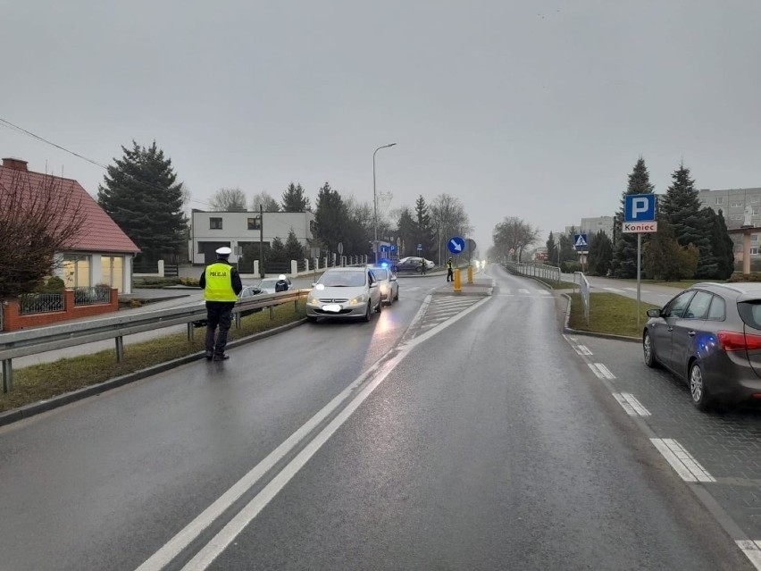 13-letni chłopiec przechodzący przez przejście dla pieszych...