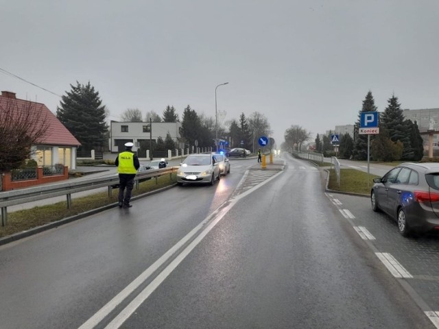 13-letni chłopiec przechodzący przez przejście dla pieszych został potrącony przez 69-latka kierującego osobowym Peugeot
