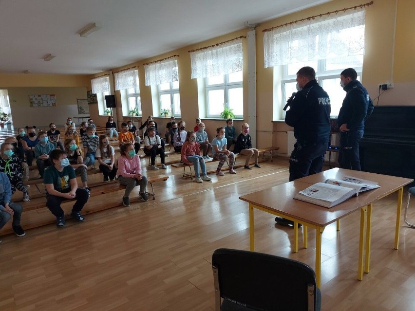 Dzielnicowi z Posterunku Policji w Piątku odwiedzili szkoły, gdzie radzili jak spędzić bezpiecznie ten długo wyczekiwany, dwutygodniowy wypoczynek.