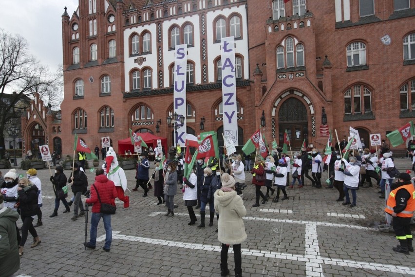 Demonstracja mieszkańców gminy Słupsk w sobotę przed słupskim ratuszem