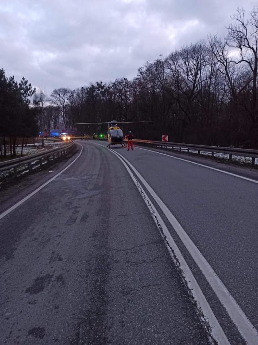 Wypadek na DK 74 w Żarnowie. Ranna kobieta trafiła do kieleckiego szpitala