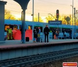 Tragiczny wypadek na dworcu w Zawierciu. 44-letni mężczyzna wpadł pod pociąg. Utrudnienia w kursowaniu składów