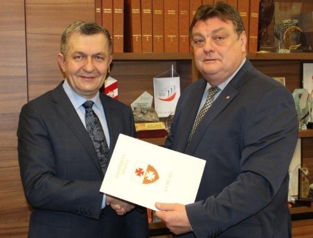 Wiceprezydent Elbląga Edward Pietrulewicz i prezydent Witold Wróblewski