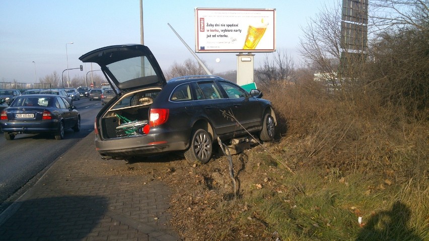 Kierowca skody uderzył w słup i znak na ul. Kamieńskiego.