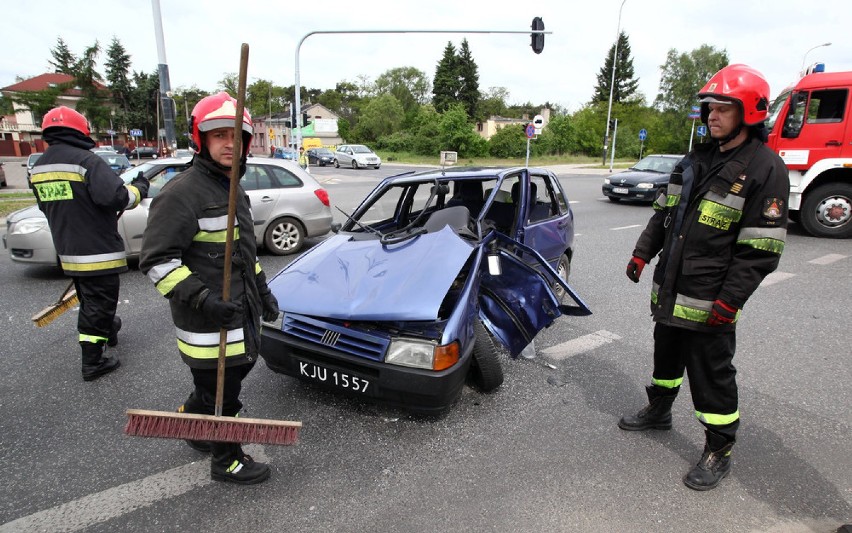 Zderzenie dwóch aut na Pabianickiej w Łodzi. 4 osoby poszkodowane [ZDJĘCIA]