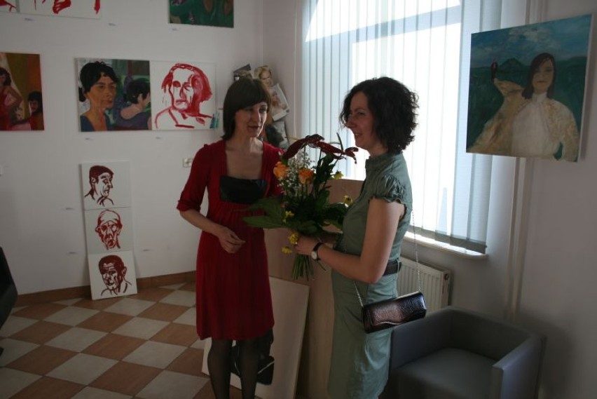 Wernisaż malarstwa Magdaleny Skiby w salonie fryzjerskim na Czechowie