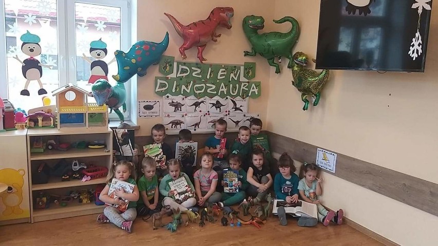 Przedszkolaki z Karnkowa podczas Dnia Dinozaura
