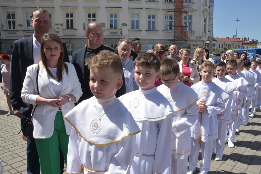 Uroczystość porzeżywają uczniowie Szkoły Podstawowej nr 4 i...