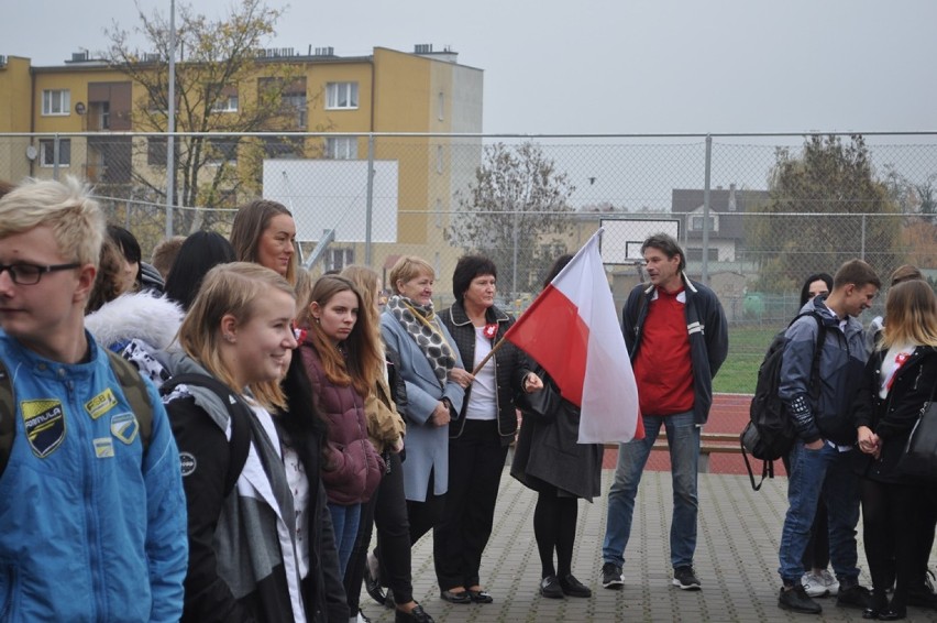 Hymnem, biało-czerwoną flagą oraz kapsułą czasu i...