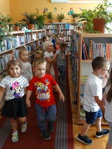 Krasnoludki witały lato w obornickiej bibliotece
