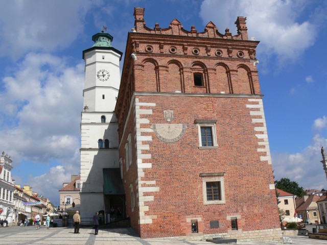 W Sandomierzu  Ratusz będzie podświetlony od godziny 20 do 22.