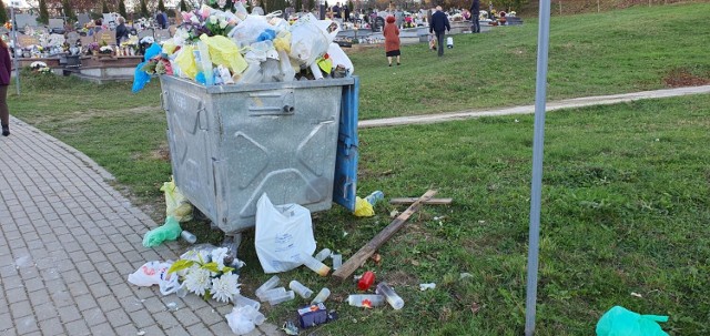 Taki bulwersujący widok radny Dariusz Lasek zastał 1 listopada ok. godz. 15 na Cmentarzu Głównym w Przemyślu. Problem powrócił po dwóch tygodniach.