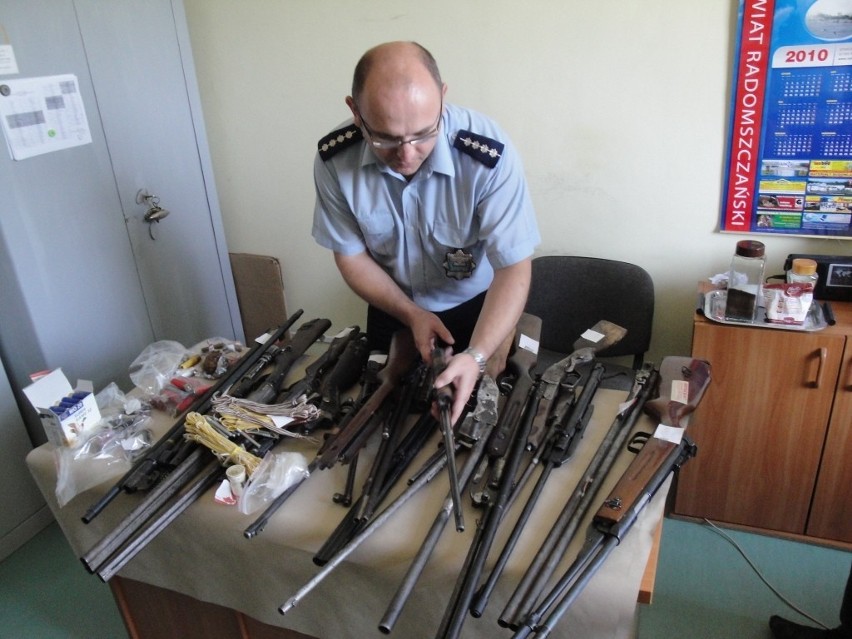 72-latek z Masłowic nielegalnie wyrabiał broń. Policjanci odkryli kilkanaście sztuk