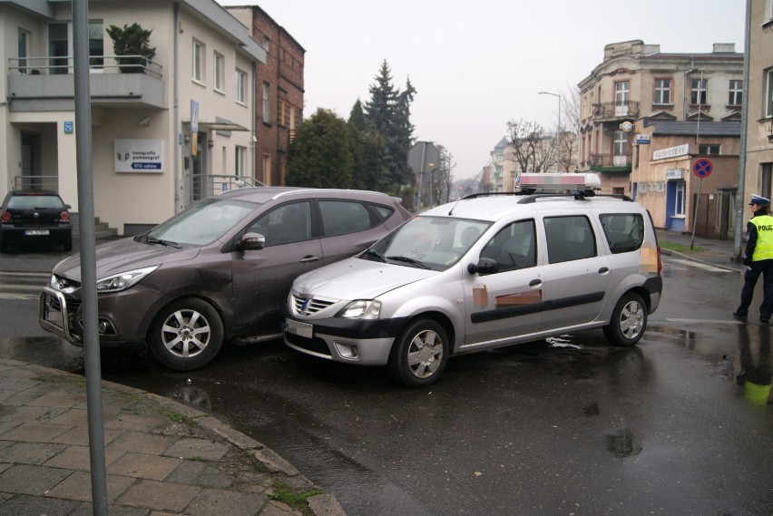 Kolizja na Młynarskiej. Dwa rozbite samochody [FOTO]