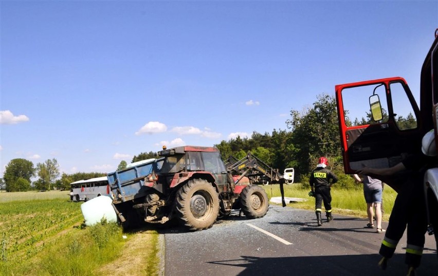 Wypadek w gminie Krzywiń. Ciągnik zderzył się z autobusem