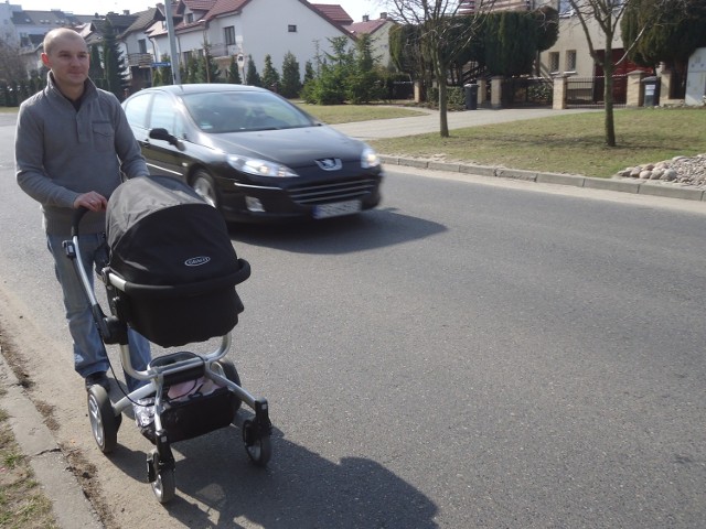 -&nbsp;Bardzo brakuje chodnika. Gdyby był, piesi w końcu mogliby poczuć się bezpiecznie - mówił nam w weekend Wojtek, który po asfalcie pchał wózek z córką Mają.