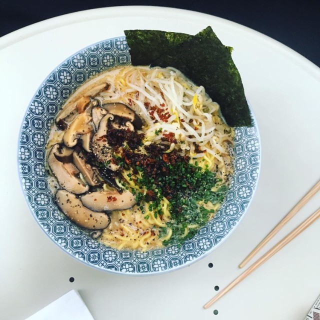 Moda na tematyczne miejsca wegańskie nie omija stolicy. Mamy już wegańskie burgery, pizzę, sushi, a nawet bistro z polskim jedzeniem. Przyszedł, więc czas na azjatycki ramen. Talerz pożywnej zupy rodem z Japonii zjemy tu za 25 złotych, dostępnych jest kilka aromatycznych wariantów.

Adres: Finlandzka 12 a