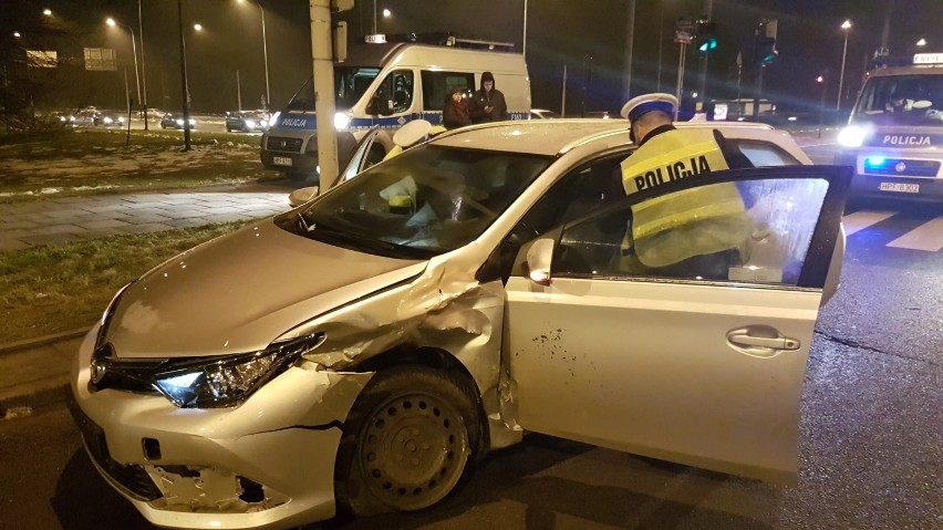 Wypadek na Zgierskiej w Łodzi. Jedna osoba w szpitalu [ZDJĘCIA]