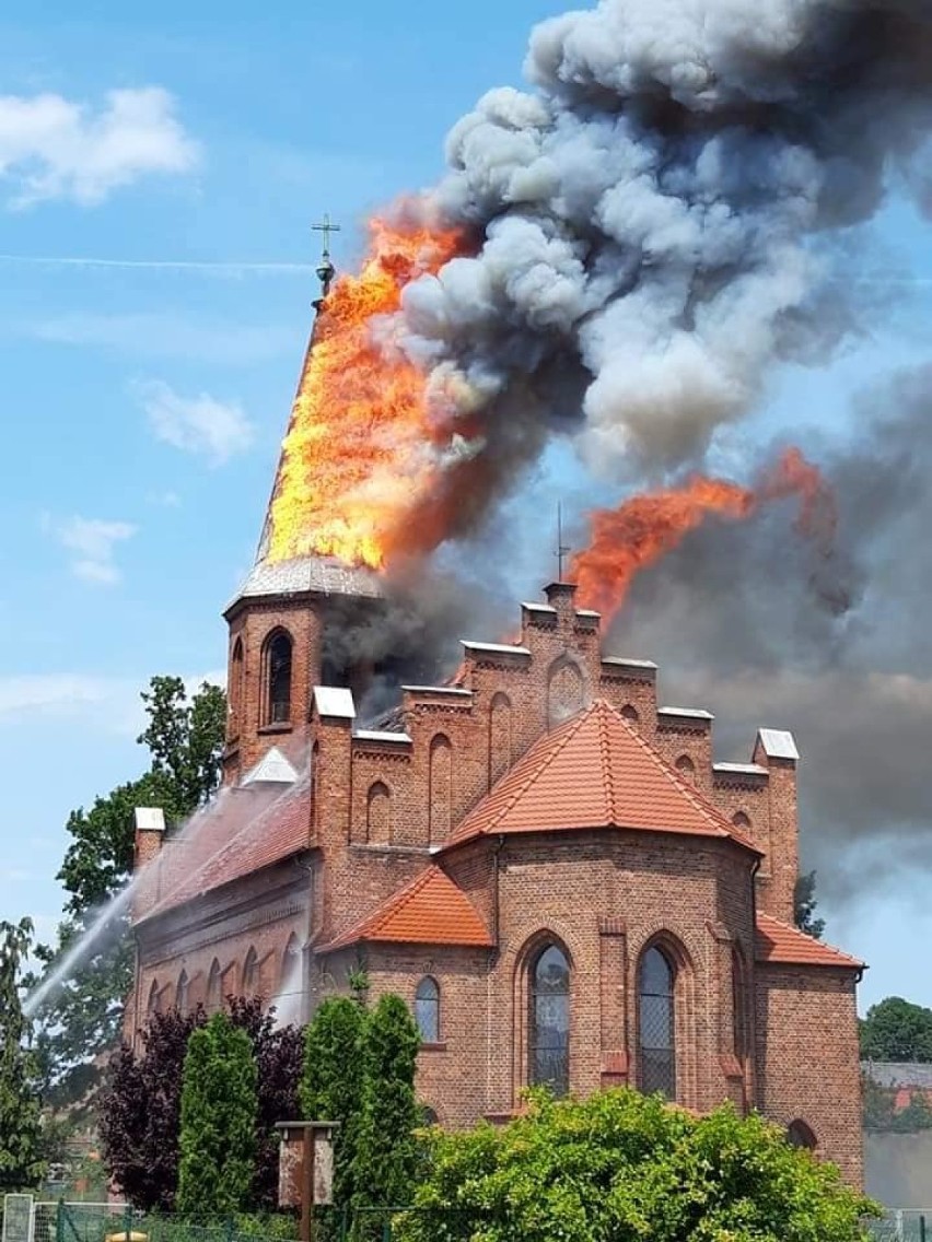 Pożar kościoła w Lutolu Suchym był dla ludzi tragedią, ale...