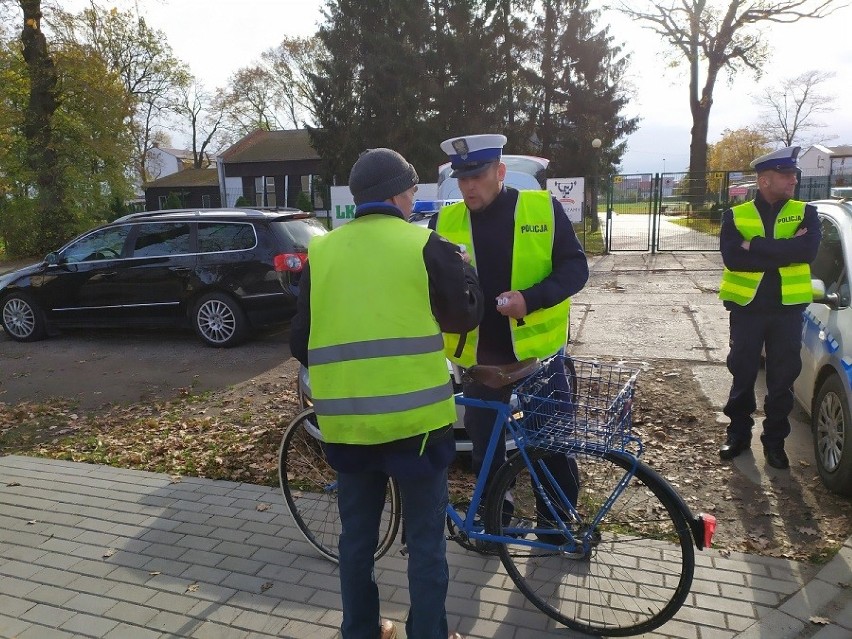 Nowy Dwór Gdański. Policja rozdawała rowerzystom latarki. Ma to poprawić bezpieczeństwo na drogach