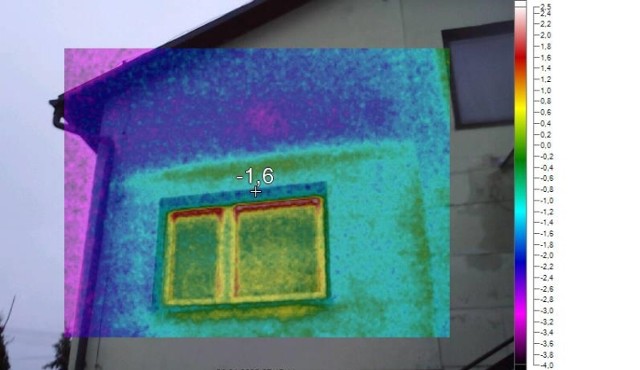 Zdjęcie z kamery termowizyjnej badającej efektywność energetyczną domu