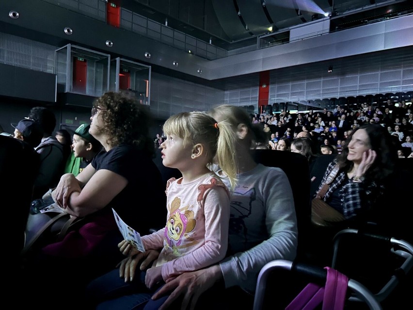 Uwielbiany przez dzieci CeZik wystąpił w Targach Kielce. Na widowni mnóstwo małych fanów. Zobacz zdjęcia 