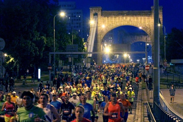 Podczas nocnego półmaratonu, we Wrocławiu wiele głównych ulic zamykanych jest na kilka godzin