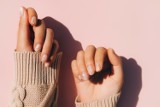 Syrup nails to najmodniejsze paznokcie na zimę. Pokochały je kobiety na całym świecie, a na TikToku biją rekordy popularności