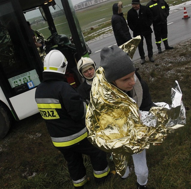 Wypadek szkolnego autobusu w Minkowicach. Skoordynowana akcja strażaków KP PSP Puck