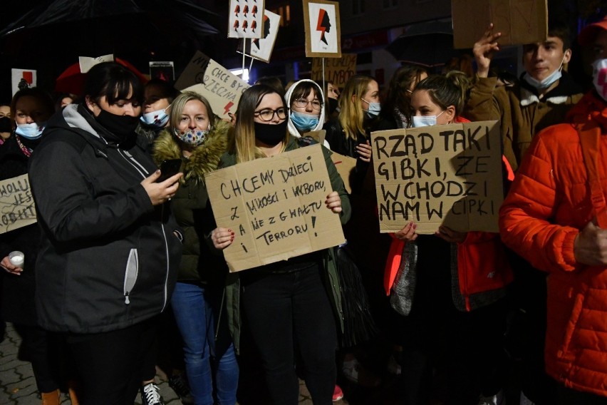 W Witnicy protestowało ponad 300 osób. Protestujący...